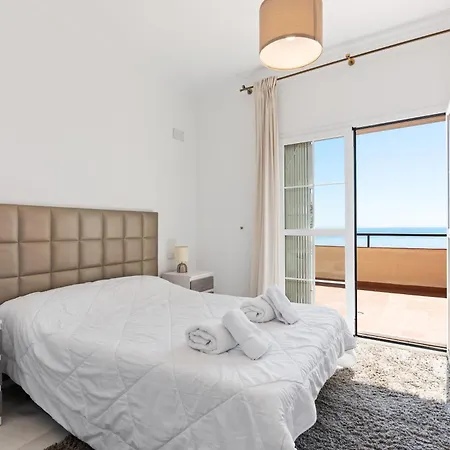 Panoramic Sea Views *